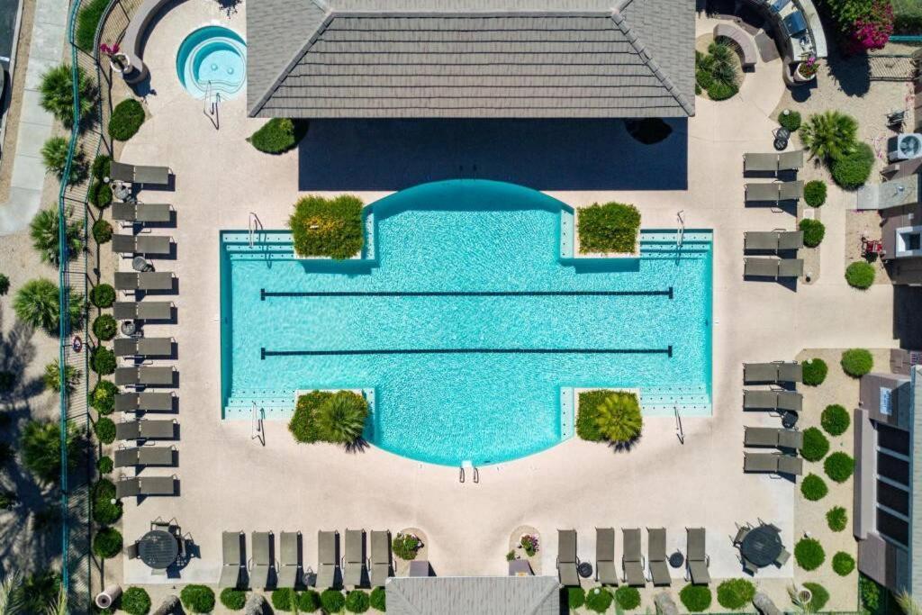 *new* Lux With Pool, Hot Tub, And Gym *